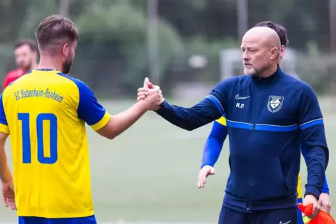 Handshake von Patrick Dörzenbach und Bobenheim-Roxheims Trainer Norbert Prehn.