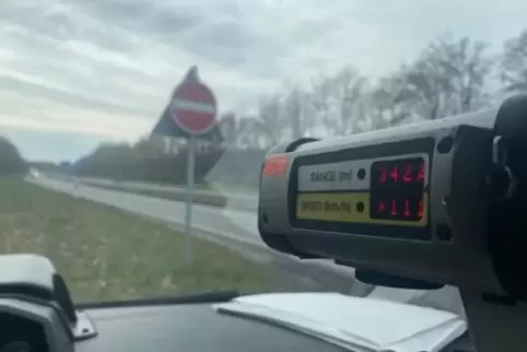Beamte der Edenkobener Inspektion haben Autofahrer im Blick. 