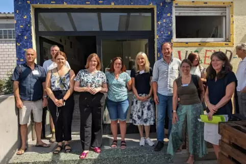 Das Team vom Jugendclub freute sich über die Aufmerksamkeit, die Familienministerin Binz (vierte von links) auf ihre Arbeit lenk