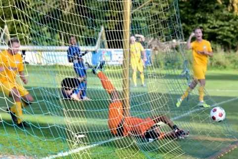Der zappelt: Jonas Hild jubelt über sein 2:1. Speyers Torwart Mikel Schuster ist bezwungen.