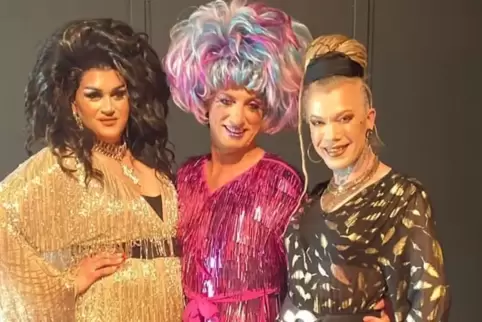Der Germersheimer Selcuk Yavuz (Mitte) bei Stern TV als Dragqueen. Die kurdische Kween (links) und Veuve noire (rechts) haben ih