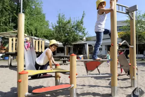 Im Ludwigshafener Friedenspark kommen Kinder beim Toben und Spielen voll auf ihre Kosten. Der dortige Grillplatz kann sogar für 