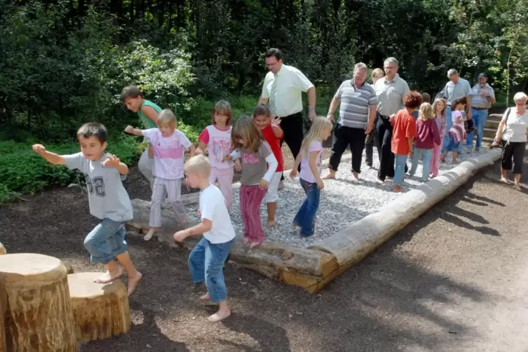 In Dudenhofen bei Speyer grenzt ein 400 Meter langer Barfu&szlig;pfad direkt an den gro&szlig;en Abenteuerspielplatz an.