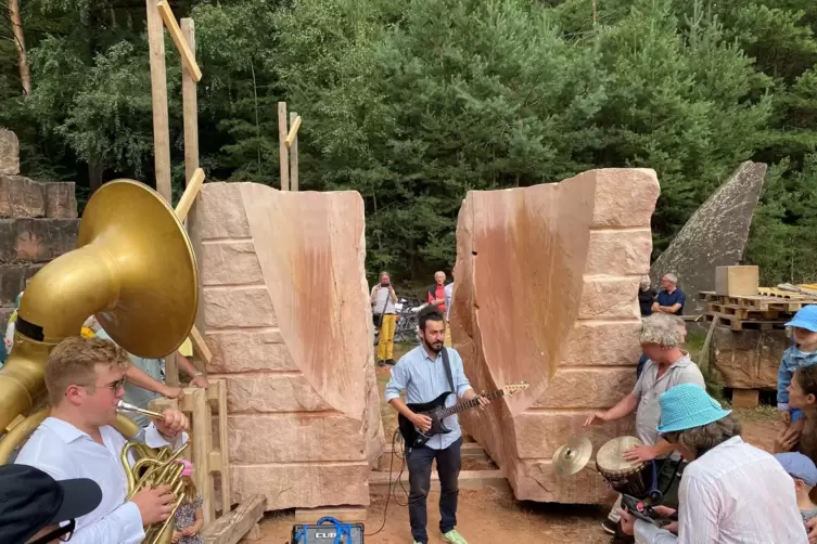 Zum Bergfest im Steinbruch bespielten die Neuen Wandermusikanten den &bdquo;Friedensengel&ldquo; von Christian Hinz.
