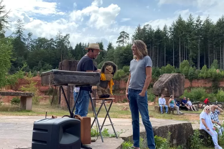 Der K&uuml;nstler als Multitalent: Der Rheinhesse Markus Sauermann (links) stellt beim Bergfest als Bauchredner seinen niederl&auml;ndisch