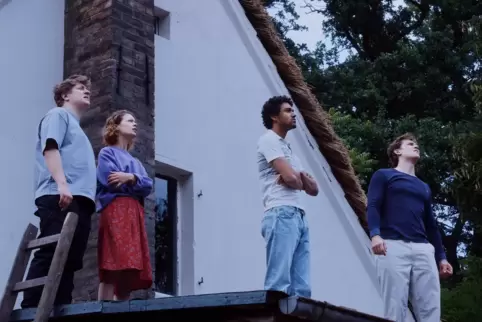 Blicken in Christian Petzolds Sommerfilm vom Ferienhausvordach auf den titelgebenden „Roten Himmel“ (von links): Leon (Thomas Sc