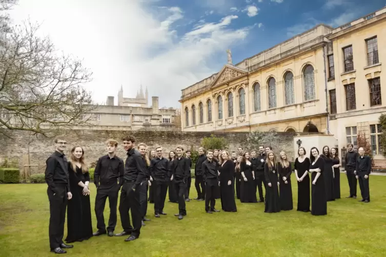 Der Choir of Queen’s College Oxford macht auf seiner Tour Station in der Neustadter Stiftskirche. 
