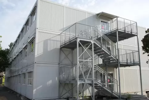 Diese 72 Schulcontainer werden zu einer Schule nach Germersheim transportiert. 