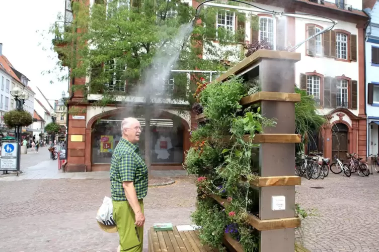 Kühlt schön: mobiler Vertikalgarten mit Wasservernebelung. 