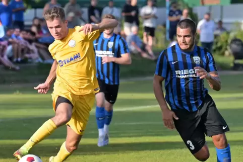  Pascal Cholewa vom FSV Schifferstadt (links) im Laufduell mit dem Speyerer Mustafa Köse. 