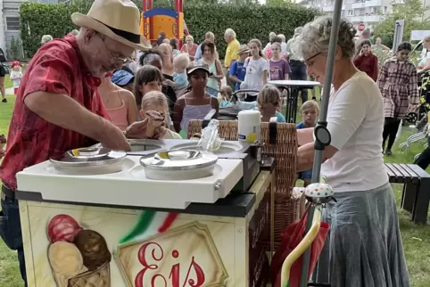 Die Beigeordneten Jutta Wegmann und Werner Esser erfüllten die Eiswünsche der Kinder. 