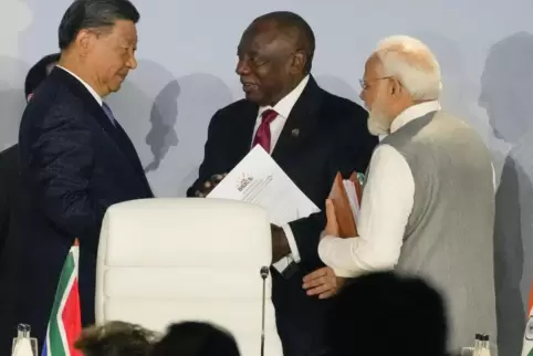 Gastgeber Ramaphosa (Mitte) aus Südafrika und die Präsidenten der beiden gewichtigsten Brics-Staaten China und Indien, Xi und Mo