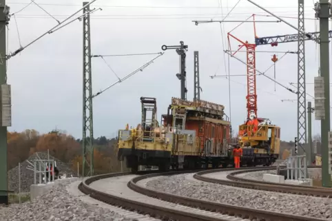Die Strecke von Wörth nach Germersheim wurde 2010 elektrifiziert. Bei der Strecke von Wörth über Landau nach Neustadt geht es da
