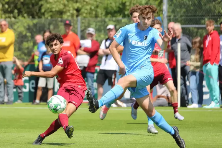 Auf mehr Schussglück als wie hier gegen den SC Freiburg hofft der FCK-U17-Spieler Marvin Yüsün (links), wenn es am Sonntag zuhau