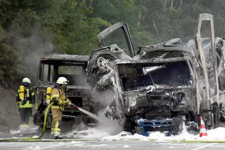 Der Autotransporter sowie sieben weitere Autos brannten bei dem Unfall aus. 