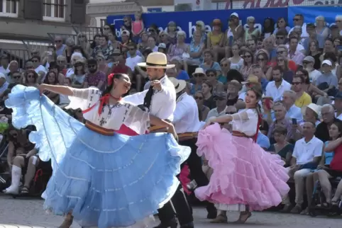 Tänze in farbenfrohen Röcken zeigt die Gruppe aus Paraguay. 