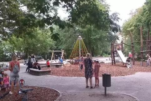 Der naturnahe Spielplatz kommt bei Kindern und Eltern gut an. 