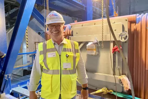 Bauherr: Thomas Grommes neben der Tür des neuen Kessels, der derzeit in einem Kraftakt im Müllheizkraftwerk montiert wird.