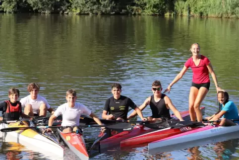Fleißig: Nico Becker, Julius Kröner, Collin Schwarz, Jonas Jacob, Anton Ininger, Sophia Becker und Morgan Fox (von links) von de