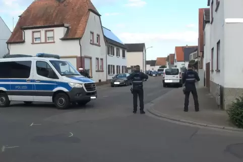 Zugriff in Heiligenstein: Die Polizei sperrt im Juni 2022 die Viehtriftstraße, damit Spezialkräfte einen Deutsch-Pakistaner fest