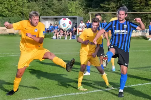 Georg Ester (links, FSV Schifferstadt) im Zweikampf mit Mike Kappes vom FC Speyer 09. 