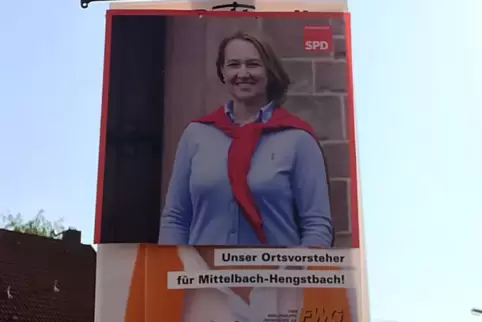 2019 forderte Anne Bauer (SPD) Kurt Dettweiler (FWG) heraus. Das doppelte Wahlplakat war ein Streich an Hexennacht.