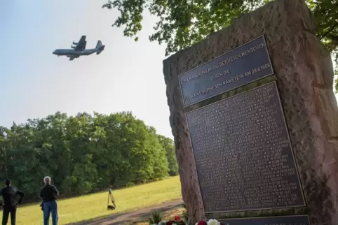 Der Gedenkstein steht in der Einflugschneise der Air Base.