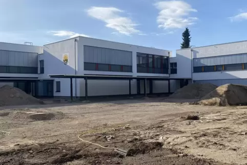 Hier wird seit Beginn der Sommerferien gearbeitet: der Hof der Carl-Bosch-Grundschule. 