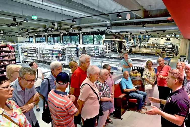Rund 40.000 Artikel umfasst der Warenbestand des Edeka-Marktes im Foltzring, berichtete Chef Sven Stiegler (rechts). 