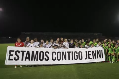 Spielerinnen des mexikanischen Fußballvereins Pachuca halten vor Beginn eines Spiels ein Transparent mit der spanischen Aufschri
