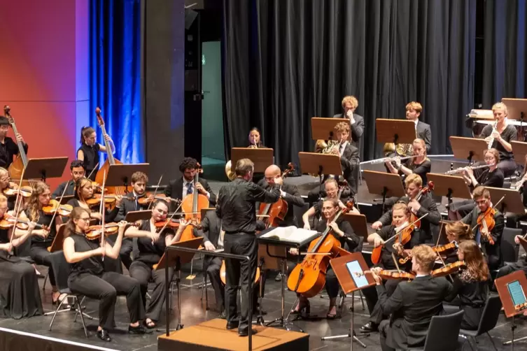 Mit Verve am Musizieren: die Junge Südwestdeutsche Philharmonie mit ihrem Dirigenten Fritz Burkhardt.