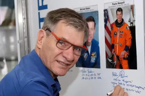 Verewigt sich in der Raumfahrtausstellung des Technik-Museums mit seinen Missionen und seiner Unterschrift: Astronaut Paolo Nesp