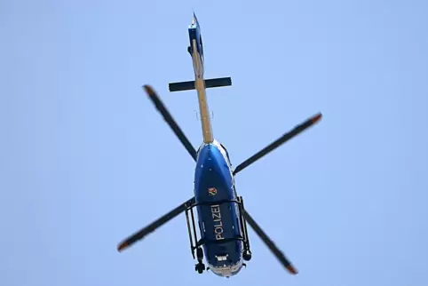 Die Polizei suchte mit einem Hubschrauber nach dem jungen Mann.