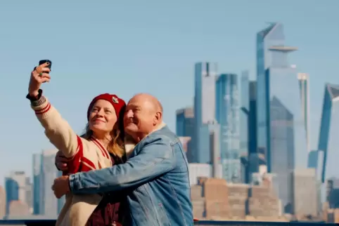 Greta (Caroline Peters) und Alexander (Burghart Klaußner) treffen sich in „Die Unschärferelation der Liebe“ in Berlin und verlie