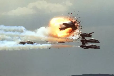 Bei der Kollision dreier Flugzeuge starben 1988 nach offiziellen Angaben 70 Menschen. 
