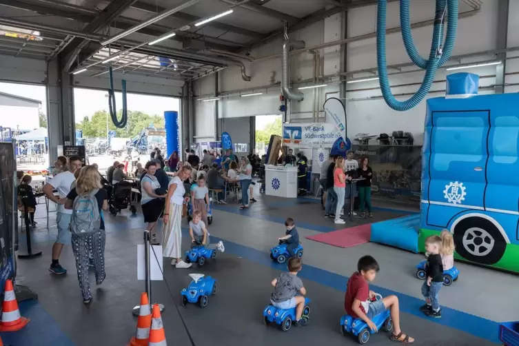 Die Rutscheautos in THW-Blau waren beim Tag der offenen T&uuml;r hei&szlig; begehrt.
