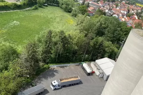 Kupfermühle: Auf den rund 50 Metern, die auf diesem Bild zwischen Lastwagen und Fotoapparat liegen, passiert jede Menge Interess Kupfermühle: Auf den rund 50 Metern, die auf diesem Bild zwischen Lastwagen und Fotoapparat liegen, passiert jede Menge Interess