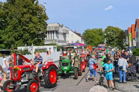 Blickfang beim Kerweumzug: die historischen Fahrzeuge der Traktorenfreunde Flomersheim-Hambach. 