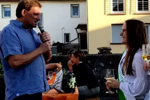 Kuseline Lena mit Bedesbachs Ortsbürgermeister Peter Koch.