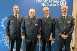 Ehrungen beim THW (von links): Landesbeauftragter Marcus Hantsche, Bernd Nikolaus (50 Jahre), Konrad Schmidt (60 Jahre) und Orts Ehrungen beim THW (von links): Landesbeauftragter Marcus Hantsche, Bernd Nikolaus (50 Jahre), Konrad Schmidt (60 Jahre) und Orts