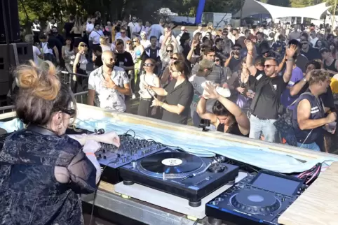 Partystimmung in der Sommerhitze im Blies-Park: DJ Saoirse – mit vollem Namen Saoirse Ryan – aus Irland, die heute in England le