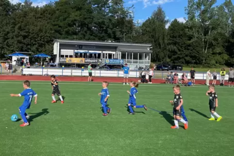 Auch die Kleinsten freuten sich bei der Einweihung: G-Jugend-Spiel zwischen dem FV Rockenhausen (schwarze Trikots) und dem SV En