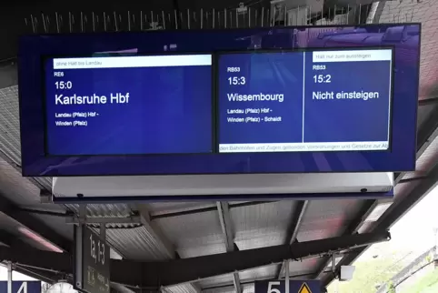 Anzeigentafel im Neustadter Hauptbahnhof.
