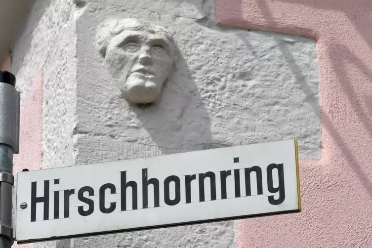  Gibt bis heute Rätsel auf: der Steinkopf am Schaffnerhaus im Königsbacher Hirschhornring. 
