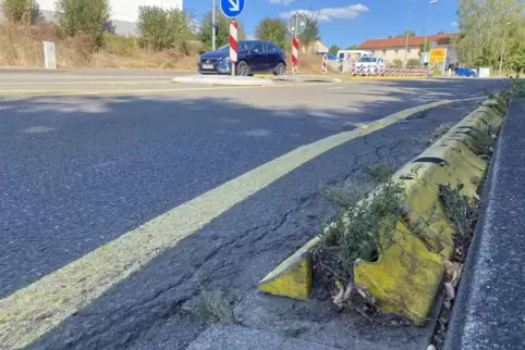 Die provisorische Überquerungshilfe wird beim Ausbau durch eine feste Fußgängerinsel ersetzt. Die provisorische Überquerungshilfe wird beim Ausbau durch eine feste Fußgängerinsel ersetzt.