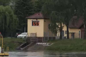 Für die Schifffahrt auf dem Oberrhein maßgeblich: Der Pegel Maxau gegenüber von Wörth.