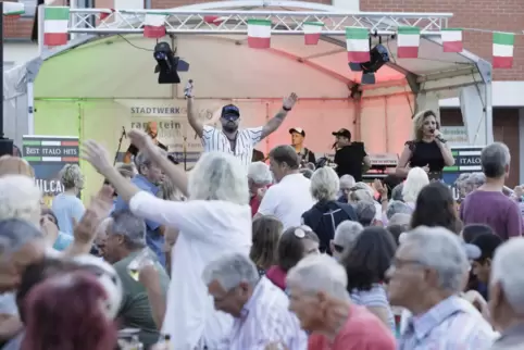 Gelungener Abschluss der „Ramsteiner Sommernächte“: Einen Hauch von Urlaub im Süden verbreitete die Italo-Band Vulcano vor dem R