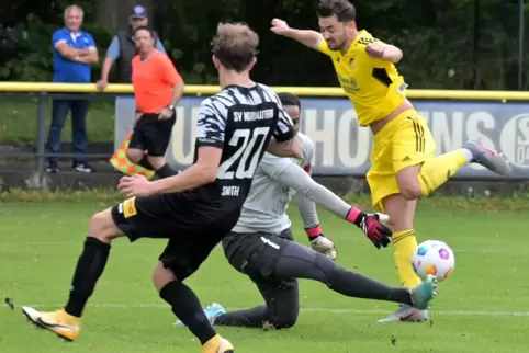  Kennet Lopez scheitert an Morlauterns klasse Keeper Bakary Sanyang. 