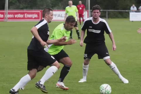 Trainer unter sich: Spielertrainer Viktor Luks (links) von der SG Hüffler/Wahnwegen im Zweikampf mit Mackenbachs Spielertrainer 