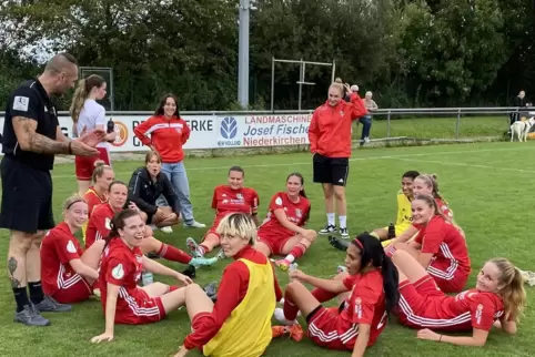 Die FFC-Frauen und Trainer Gerd Freymüller genießen ihren Sieg.